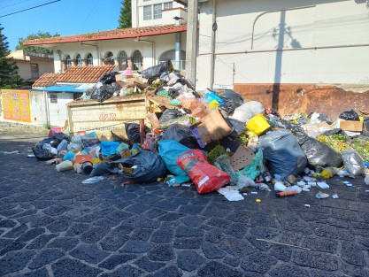 ¿Exceso de basura o falta de recolección? a un costado del mercado Alcalde y García (San José). Sería bueno que autoridades del ramo y comerciantes se coordinaran para evitar esto en una zona que se promociona como punto turístico de la capital. Barrio típico y zona gastronómica.