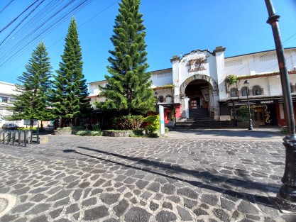 ¿Exceso de basura o falta de recolección? a un costado del mercado Alcalde y García (San José). Sería bueno que autoridades del ramo y comerciantes se coordinaran para evitar esto en una zona que se promociona como punto turístico de la capital. Barrio típico y zona gastronómica.