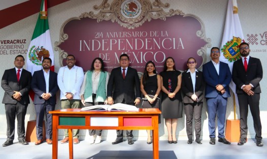 El Comité Estatal del partido MORENA, encabezado por Esteban Ramírez, rindió guardia de honor este lunes ante el monumento a Miguel Hidalgo, en el parque Los Berros.