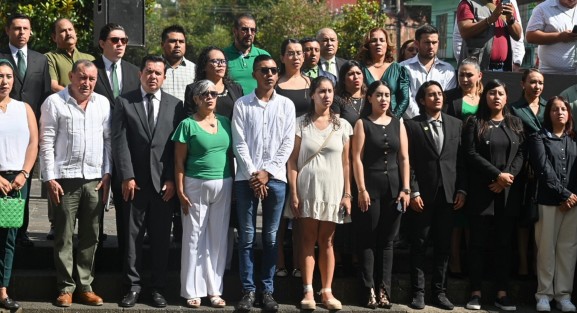 El delegado del Comité Ejecutivo del PVEM, Carlos Marcelo Ruiz Sánchez, encabezó la guardia de honor al Padre de la Patria en Los Berros. 