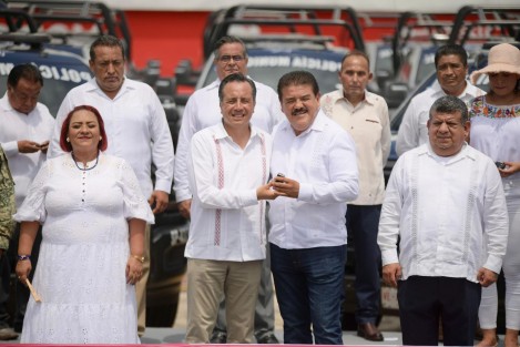 Veracruz está fuera de las primeras 10 entidades de mayor incidencia delictiva por cada 100 mil habitantes, pero tomando en cuenta la población total, siendo el cuarto estado más habitado del país, está más allá del lugar 25 entre los 32, expresó el gobernador Cuitláhuac García Jiménez durante la entrega de las unidades y el equipo táctico.