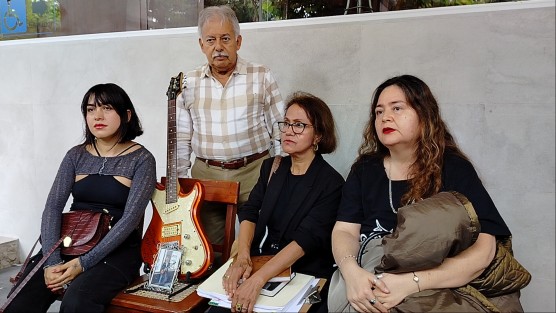 La hija y la esposa del finado músico urbano Salvador Ramírez Valdivia, Chava Blues,   quien murió atropellado en enero pasado, piden a la Fiscalía y al gobernador Cuitlahuac García Jiménez celeridad en la investigación, pues a 262 dias de su muerte aún no justicia para el y su familia.