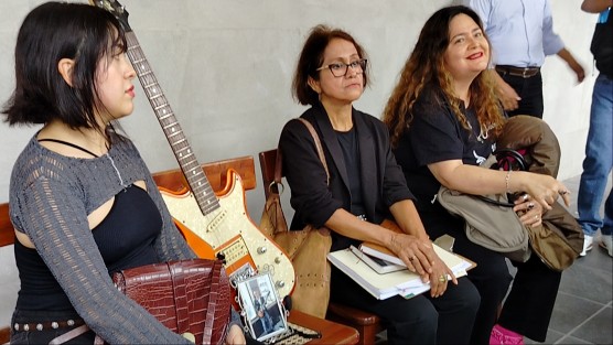 La hija y la esposa del finado músico urbano Salvador Ramírez Valdivia, Chava Blues,   quien murió atropellado en enero pasado, piden a la Fiscalía y al gobernador Cuitlahuac García Jiménez celeridad en la investigación, pues a 262 dias de su muerte aún no justicia para el y su familia.