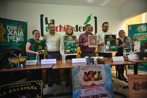 Autoridades municipales y expositores lanzaron nuevamente la invitación a la población a asistir al 1er, Festival del Chile que se realizará en el parque Benito Juárez desde este viernes y todo el fin de semana en el que participarán 50 expositores. 
