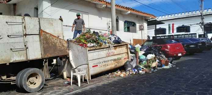 Hasta la mañana de este miércoles fueron retirados los desechos del contenedor del mercado Alcalde y García.  Urge coordinación entre locatarios y personal de Limpia Pública para evitar estos desagradables y antihigiénicos hechos. 