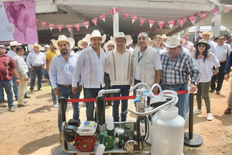 Reunidas las asociaciones ganaderas que comprenden 47 localidades de 18 municipios de la Cuenca, Los Tuxtlas y la región Olmeca, el mandatario encabezó la entrega de insumos y 80 sementales de alto valor genético en razas como sardo negro, sardo negro mocho, Brahman, Guzerat y Suiz-bu, donde la aportación estatal es de 30 mil pesos por ejemplar.