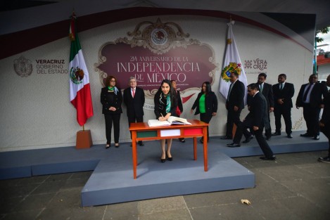 La fiscal general Verónica Hernández Giadáns encabezó la guardia de honor del organismo ante el monumento a Miguel Hidalgo.