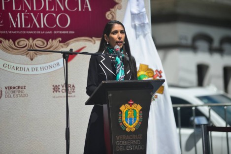 La fiscal general Verónica Hernández Giadáns encabezó la guardia de honor del organismo ante el monumento a Miguel Hidalgo.