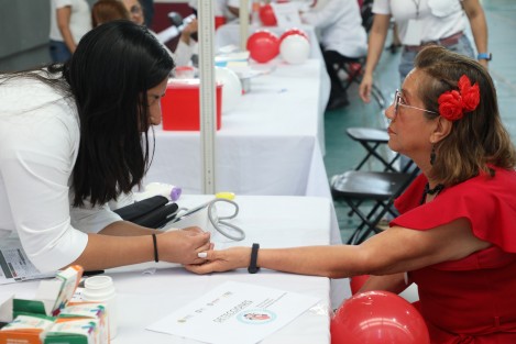 Secretaría y los Servicios de Salud de Veracruz (SESVER) conmemoraron el Día Mundial del Corazón ante más de dos mil personas en el Complejo Omega de Xalapa, llevando a cabo tamizajes, detección y orientaciones, mientras así lo hicieron también las 11 jurisdicciones sanitarias del estado.