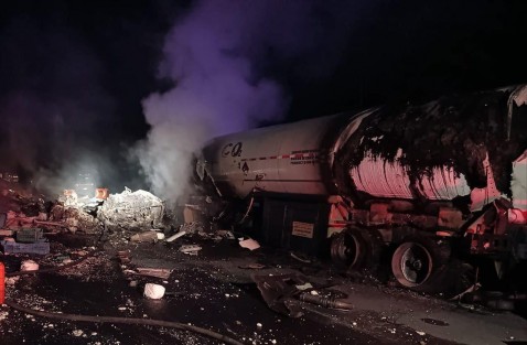 Un tráiler que transportaba lácteos perdió el control y se impactó de frente contra otro tráiler que transportaba dióxido de carbono sobre la autopista La Tinaja - Cosoleacaque, en el sur de Veracruz; un operador falleció y el otro logró escapar rápidamente de la cabina.