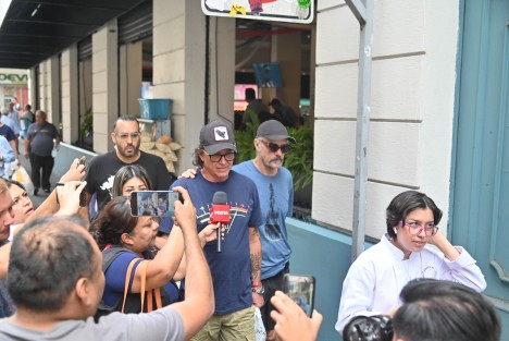 Previo al concierto que se reprogramó para este viernes, suspendido ayer por fallas técnicas, integrantes del grupo Caifanes visitaron el centro de la Capital y fueron captados en conocida cafetería donde se tomaron fotos con algunos fans.