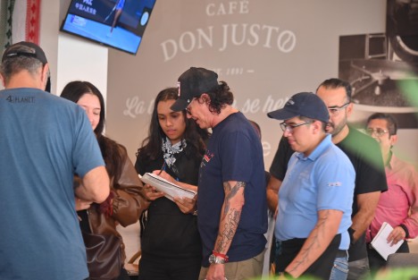 Previo al concierto que se reprogramó para este viernes, suspendido ayer por fallas técnicas, integrantes del grupo Caifanes visitaron el centro de la Capital y fueron captados en conocida cafetería donde se tomaron fotos con algunos fans.