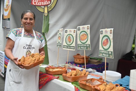 El alcalde Ricardo Ahued Bardahuil en compañía de funcionarios municipales dio inicio a el Festival del Chile Xalapeño 2024, el cual permanecerá hasta el día  domingo en el Parque Juárez de la ciudad de Xalapa. 