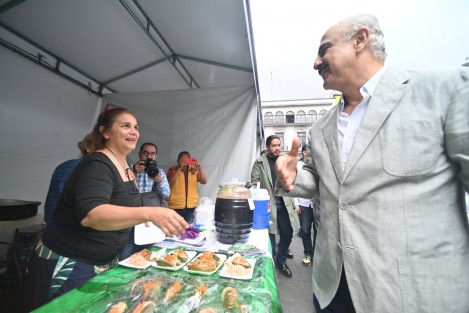 El alcalde Ricardo Ahued Bardahuil en compañía de funcionarios municipales dio inicio a el Festival del Chile Xalapeño 2024, el cual permanecerá hasta el día  domingo en el Parque Juárez de la ciudad de Xalapa. 