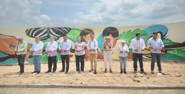 Antes de develar el mural que enmarca el proyecto denominado Utopías Floreciendo, el gobernador Cuitláhuac García Jiménez y la titular de la Secretaría de Medio Ambiente y Recursos Naturales (SEMARNAT), María Luisa Albores González, celebraron cumplir así un compromiso del presidente Andrés Manuel López Obrador con el sur de Veracruz, luego de 25 años de una grave problemática.