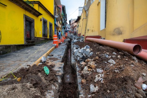  Como parte de los trabajos de rehabilitación de drenaje sanitario que se realiza en la calle Revolución, personal de la Dirección de Obras Públicas llevó a cabo demolición de concreto en el cruce con Enríquez, por lo que solicita a la población transitar con precaución,  ya que además se efectúa colocación de base para el colado que se realizará el próximo lunes.