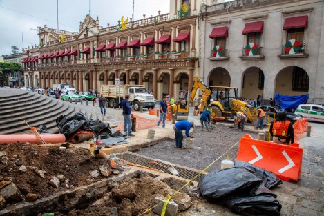  Como parte de los trabajos de rehabilitación de drenaje sanitario que se realiza en la calle Revolución, personal de la Dirección de Obras Públicas llevó a cabo demolición de concreto en el cruce con Enríquez, por lo que solicita a la población transitar con precaución,  ya que además se efectúa colocación de base para el colado que se realizará el próximo lunes.