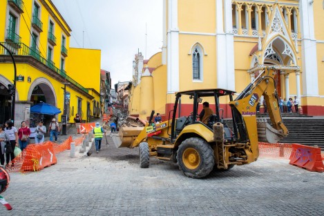  Como parte de los trabajos de rehabilitación de drenaje sanitario que se realiza en la calle Revolución, personal de la Dirección de Obras Públicas llevó a cabo demolición de concreto en el cruce con Enríquez, por lo que solicita a la población transitar con precaución,  ya que además se efectúa colocación de base para el colado que se realizará el próximo lunes.