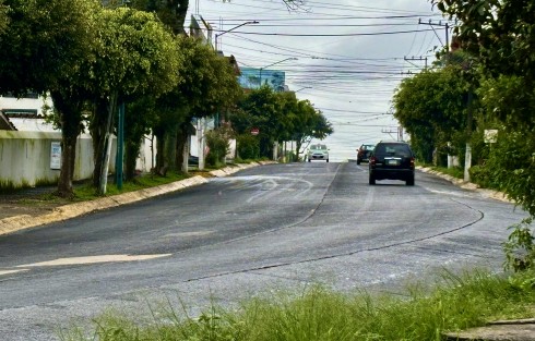 La avenida 20 de Noviembre en contraste con el moderno Blvd Lázaro Cárdenas. La primera con más de medio siglo sin ser intervenida; la segunda en permanente mantenimiento.  