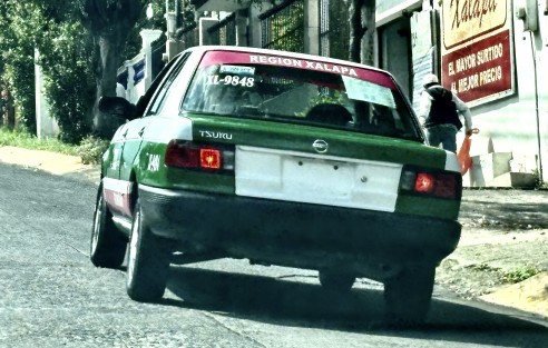Sin placas, sin responsabilidades..; ni las autoridades ni la grúas se percatan. 