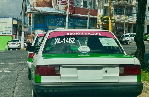 Sin placas, sin responsabilidades..; ni las autoridades ni la grúas se percatan. 
