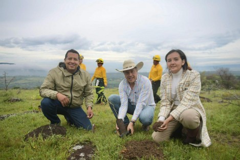 La Segunda Jornada de Reforestación 2024 Fabriquemos Agua Reforestando fue todo un éxito. Este domingo muy temprano, los secretarios, trabajadores de las dependencias, ayuntamientos y población en general, se sumaron una vez más a plantar arbolitos en 31 municipios del estado  para continuar con las acciones de cuidado de nuestro medio ambiente.  