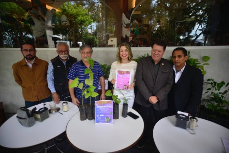 En conferencia de prensa, la diputada Maribel Ramírez Topete, junto con José Roberto Martínez, representante de CANACINTRA, el maestro Juan Manuel García González, Vicepresidente Nacional de la Región Golfo, y Óscar Luna, agente municipal de El Castillo, anunciaron una nueva campaña de reforestación para realizarse en la ciudad capital.
