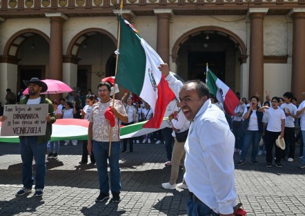 Personas que se identificaron como integrantes de organizaciones civiles salieron a marchar en contra de la Reforma Judicial, partieron desde el teatro del Estado y  bloquearon alrededor de una hora la avenida Enríquez. 