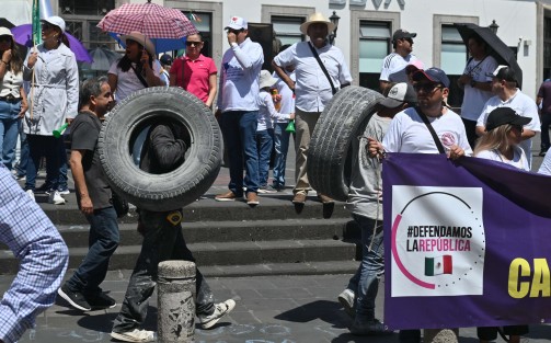Personas que se identificaron como integrantes de organizaciones civiles salieron a marchar en contra de la Reforma Judicial, partieron desde el teatro del Estado y  bloquearon alrededor de una hora la avenida Enríquez. 