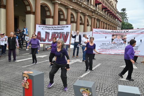 Integrantes de AJUPIV cerraron como cada jueves la calle Enríquez, en la zona centro. Insisten en la exigencia del pago de su seguro institucional.