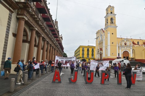 Integrantes de AJUPIV cerraron como cada jueves la calle Enríquez, en la zona centro. Insisten en la exigencia del pago de su seguro institucional.