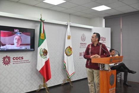  Enlazada a la conferencia del gobernador Cuitláhuac García Jiménez, desde Agua Dulce, la titular de la Secretaría de Protección Civil (PC), Guadalupe Osorno Maldonado, dio a conocer que existe total coordinación en la atención a localidades afectadas por la depresión tropical 11-E, tanto en activación de refugios como en asistencia humanitaria. 