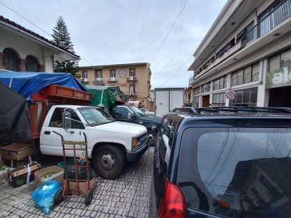Una de las razones por las que se construyó la Central de Abasto de Xalapa, fue por el tráfico que originaba el día de mercado en el Alcalde y García. Hoy, cada jueves el sitio se vuelve a llenar de vehículos que obligan a la gente a circular por la calle. 