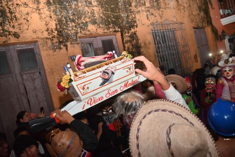 En el lado pagano de la fiesta religiosa de Naolinco, Ver.,  el entierro del hueso se realiza en el último día de la Danza de la fiesta de San Mateo, Santo patrono de
este pueblo mágico. Un ataúd de madera con un hueso de animal se carga a cuestas por las principales calles del pueblo, mientras se le baila al ritmo de la música tradicional y se alumbran con antorchas.