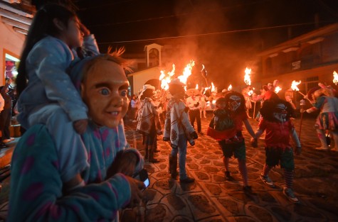 En el lado pagano de la fiesta religiosa de Naolinco, Ver.,  el entierro del hueso se realiza en el último día de la Danza de la fiesta de San Mateo, Santo patrono de
este pueblo mágico. Un ataúd de madera con un hueso de animal se carga a cuestas por las principales calles del pueblo, mientras se le baila al ritmo de la música tradicional y se alumbran con antorchas.