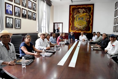 En compañía del alcalde suplente, Alberto Islas Reyes, el alcalde Ricardo Ahued recibió en Palacio Municipal a la directora de los Pueblos Indígenas de Tierra Blanca, Deodora Bajando Cumplido y a habitantes de  las comunidades: Nuevo Ideal de Abajo, Nuevo Laguna Escondida, Nuevo Villa Ojitlán, Nuevo Ideal de Arriba y Nuevo Arroyo Tambor, quienes me plantearon diversos temas de la región, entre ellos de educación, cultura y tradiciones.