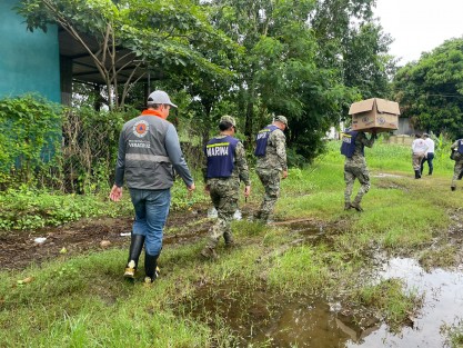 La Secretaría de Protección Civil informa que continúa trabajando en coordinación con las fuerzas de tarea de los 3 órdenes de gobierno para atender a la población afectada por el Temporal Lluvioso. Temprano, en la colonia Pajaritos de Coatzacoalcos. 