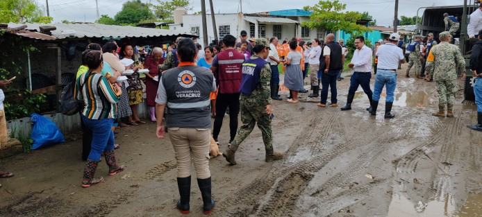 La Secretaría de Protección Civil informa que continúa trabajando en coordinación con las fuerzas de tarea de los 3 órdenes de gobierno para atender a la población afectada por el Temporal Lluvioso. Temprano, en la colonia Pajaritos de Coatzacoalcos. 