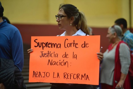 Trabajadores del Poder Judicial de la Federación en Xalapa se manifiestan en contra de la reforma constitucional que plantea la elección popular de jueces, magistrados y ministros de la SCJN.