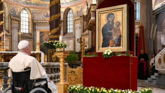 Ante el crecimiento de las hostilidades en Medio Oriente, el Papa Francisco elevó una fervorosa súplica a Nuestra Señora este domingo 6 de octubre. Suplicó dirigir su mirada maternal a la familia humana, que ha perdido el gozo de la paz y ha extraviado el sentido de la fraternidad, así como interceder por nuestro mundo en peligro, para que custodie la vida y rechace la guerra. 