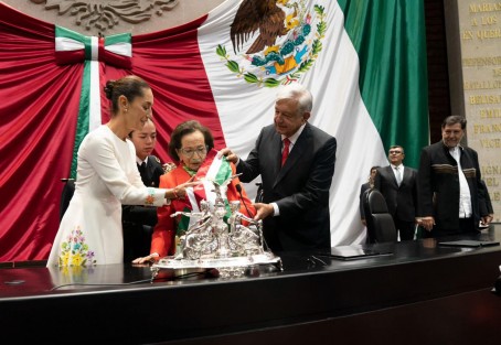 El 2 de junio voté por Ifigenia Martinez, una mujer consecuente y de convicciones. El 1 de octubre recibí la banda presidencial de sus manos. Hoy nos dejó. Le envío a su familia, compañer@s y amig@s todo mi cariño y solidaridad. Hasta siempre querida maestra Ifigenia. Expresó en redes sociales la Presidenta Claudia Sheinbaum ante el deceso de la Presidenta de la Cámara de Diputados. 