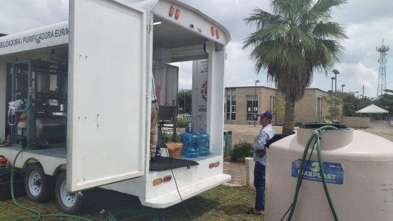 En municipios como Tlacotalpan, zona de Los Tuxtlas y el sur de Veracruz, PC continúa las acciones de saneamiento con maquinaria vactor; se abren caminos y se limpian las áreas afectadas. Por instrucciones del gobernador,  Cuitláhuac García Jiménez, se brinda atención médica, distribución de agua potabilizada y entrega de insumos humanitarios, incluso con un puente aéreo para llegar a localidades incomunicadas. 