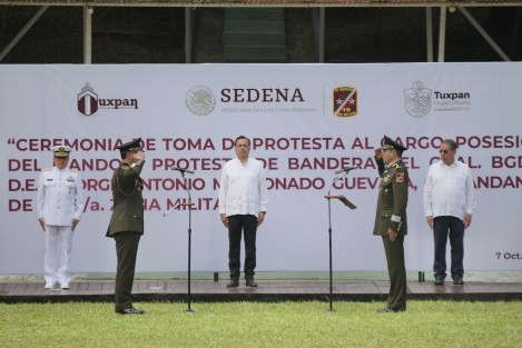  La transición hacia un nuevo ciclo de gobierno exige el esfuerzo conjunto de entidad y Federación para consolidar la seguridad y garantizar la paz y bienestar de la población; en ese contexto, el gobernador Cuitláhuac García Jiménez asistió a la toma de posesión del General Jorge Antonio Maldonado Guevara, en la 19/a Zona Militar.
