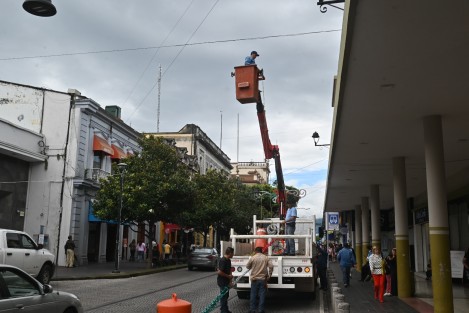 Atrasaditos, pero ya retiran decoración de fiestas patrias en el centro de Xalapa.