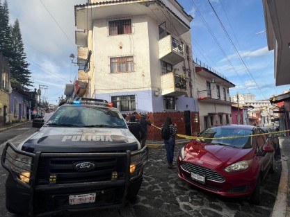 La calle González Ortega, entre Landero y Coss e Insurgentes, fue cerrada al paso por elementos de la Policía, luego de que en una casa abandonada se hallaran restos humanos. 