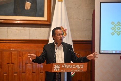 El gobernador Cuitláhuac García Jiménez confirmó que el enfrentamiento registrado el pasado viernes en Tuxpan fue entre dos grupos delictivos. Gracias al operativo de seguridad desplegado tras los hechos, se logró el aseguramiento de siete vehículos, cinco armas largas y un considerable número de municiones.
