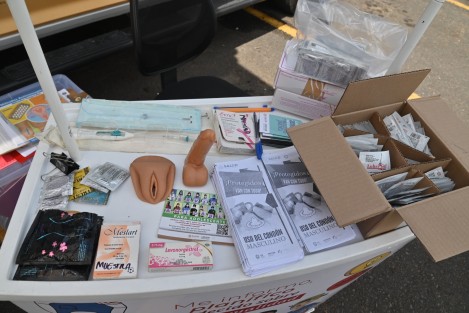 En el estacionamiento de la Rectoría de la Universidad Veracruzana, personal  del Sistema de Atención Integral a la Salud realizó una jornada de orientación sexual y reproductiva para toda la comunidad universitaria, así como exámenes de enfermedades de transmisión sexual. 
