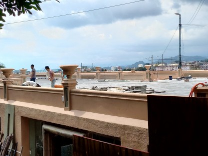 Respecto a la parte superior del reciento, donde hace unos días se divisaba partes abiertas, Sergio Rosete aclaró que como se mantienen supervisando los trabajo se detectaron hondonadas en la colocación de piedra de recinto, por lo que se  retiraron esas partes y actualmente se están volviendo a colocar. 
