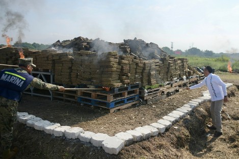 El gobernador Cuitláhuac García Jiménez encabezó la destrucción de 6.94 toneladas de narcóticos, principalmente marihuana, la mayor incineración en la historia del estado, en la Base Aeronaval de Veracruz y en coordinación con la Fiscalía General de la República (FGR). 