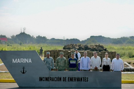 Acompañado por el comandante de la Tercera Región Naval, Raúl Pérez Vásquez, y el delegado del organismo de procuración de justicia federal, Gonzalo Medina Palacios, el mandatario destacó que el decomiso de los estupefacientes representa no sólo un golpe contundente al narcotráfico sino también una acción directa para proteger a miles de familias y comunidades. 